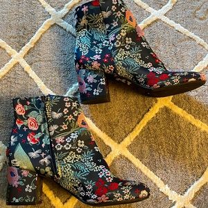 Zigi Soho floral ankle boots - size 8.5